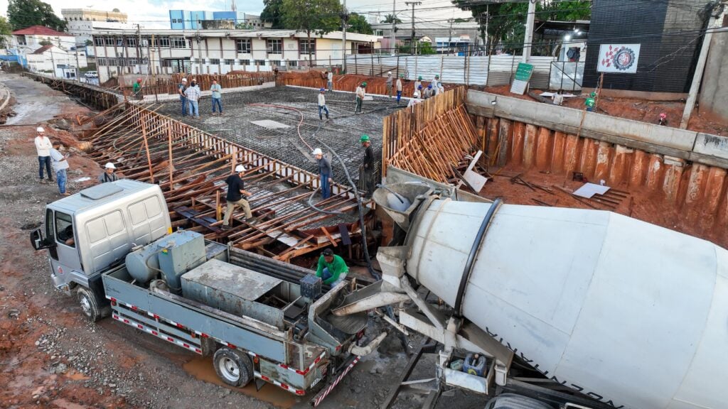 Tabuleiro do viaduto recebe concretagem. Foto: Pedro Devani/Secom
