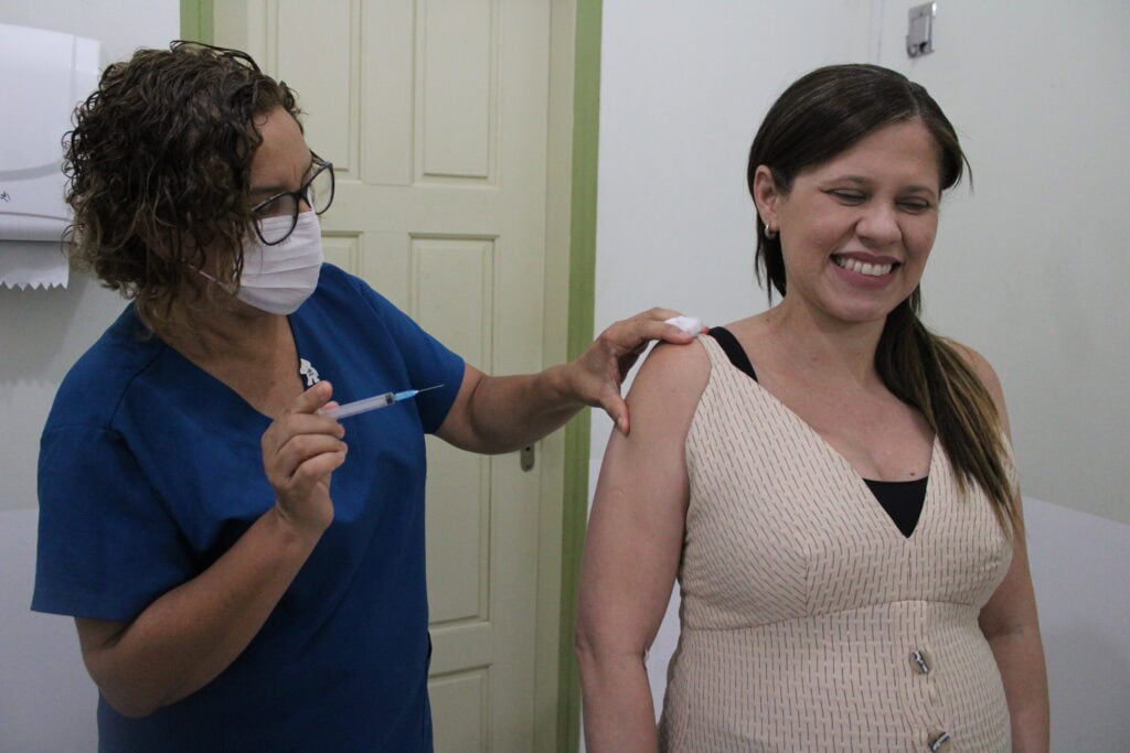 Samira Parente, grávida de 32 semanas do Túlio, foi a primeira gestante a ser imunizada no Acre. Foto: Tiago Araújo/Sesacre