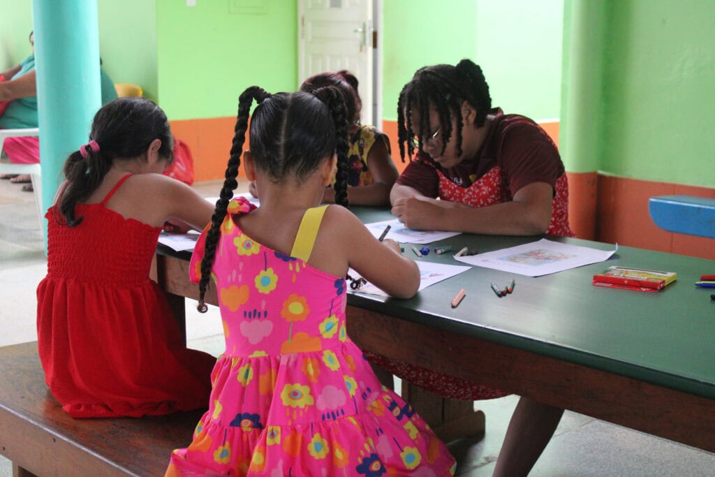 Durante os atendimentos são emitidos laudos médicos e prescrições, documentos essenciais para a continuidade do cuidado com as crianças. Foto: Tiago Araújo/Sesacre