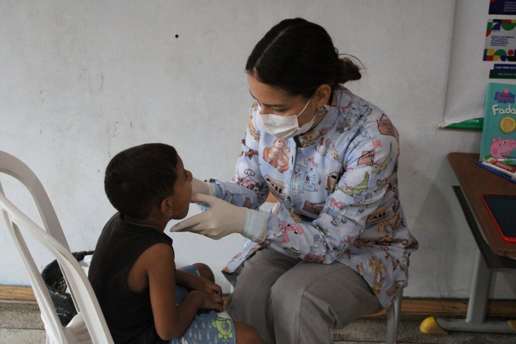 Equipe multidisciplinar composta por profissionais de neuropediatria, psicologia, fonoaudiologia, fisioterapia, nutrição, terapia ocupacional e odontologia participam da ação. Foto: Tiago Araújo/Sesacre