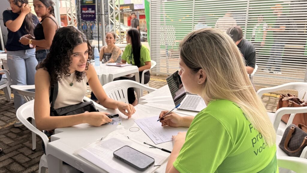 Yara Lis, de 19 anos, está à procura de seu primeiro emprego. Foto: Janine Brasil/Secom.