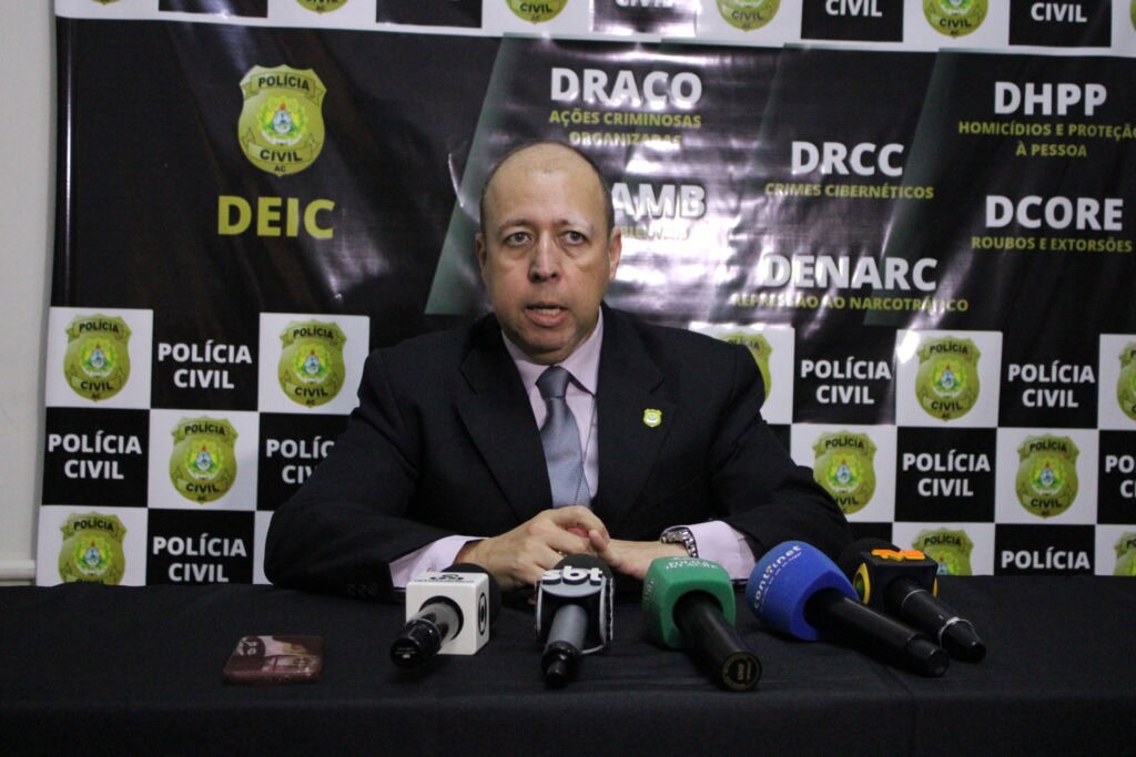 Em coletiva de imprensa, delegado Gustavo Neves destaca que a Operação Desmonte 4 representa mais um golpe contra o crime organizado no Acre. Foto: assessoria/ PCAC