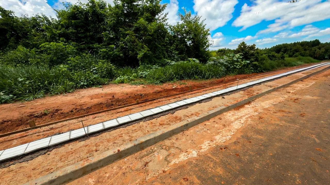 Estrada Dias Martins recebe pavimentação, calçadas e ciclovia para 500 famílias. Foto: Ascom/Deracre