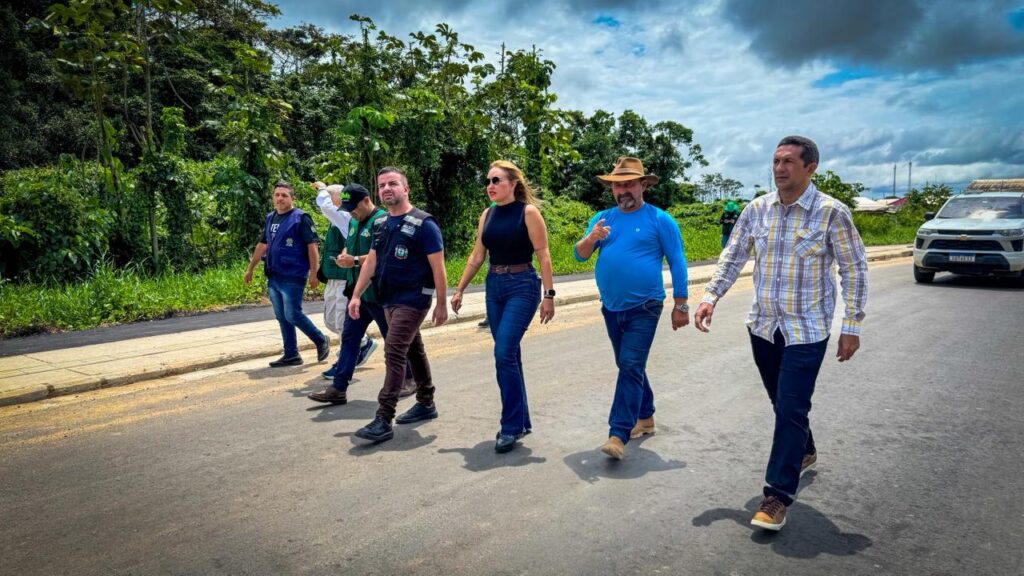 Presidente do Deracre e prefeito de Tarauacá vistoriaram a obra que está na fase de finalização. Foto: Thauã Conde/Deracre