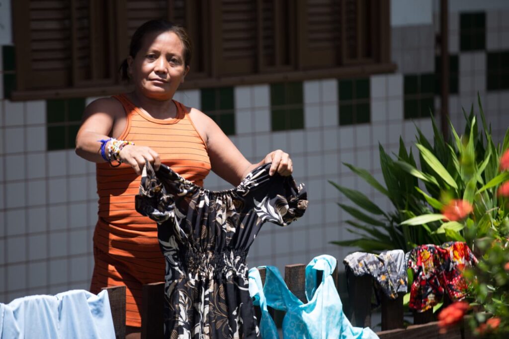 Indígena explica que as águas invadiram suas casas numa velocidade que impossibilitava salvar pertences. Foto: Dhárcules Pinheiro/Secom