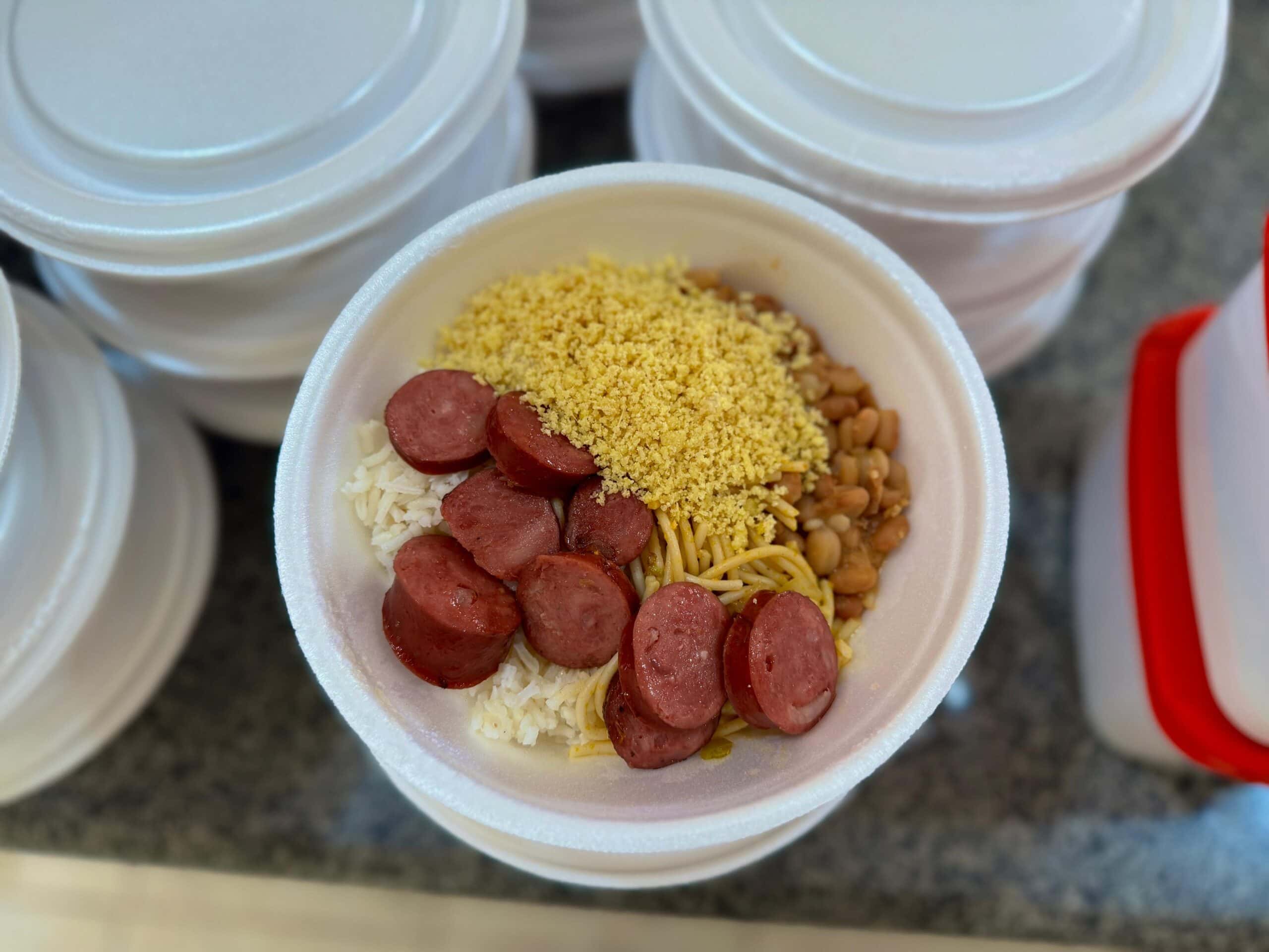 Arroz, feijão, farofa, macarrão e a proteína garantem uma refeição saudável e forte para o dia a dia. Foto: Carolina Torres/Secom