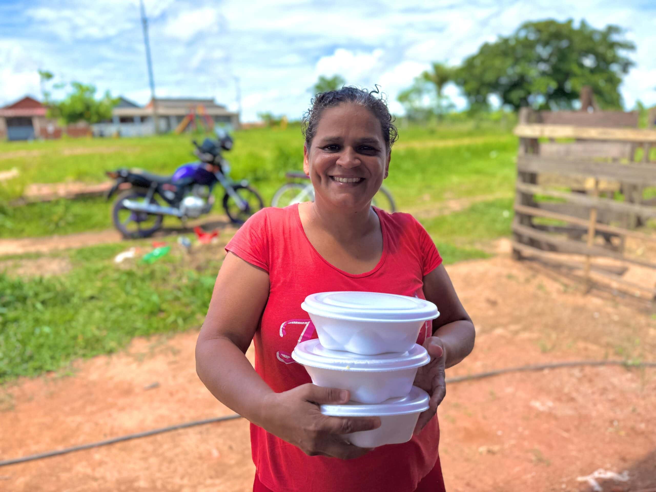 Maria Lucilene diz que é gratificante ter comida na mesa. Foto: Carolina Torres/Secom