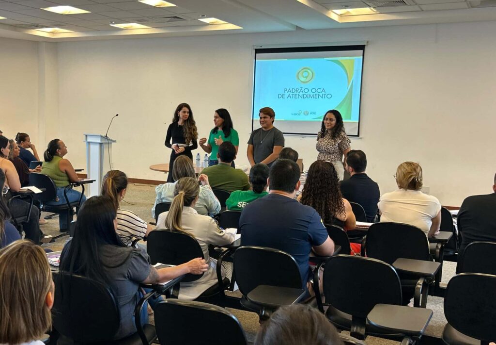 Diretora da OCA, Fran Brito, ministra o primeiro módulo da formação voltada aos servidores do Pronto-Socorro. Foto: Ludymila Maia/OCA