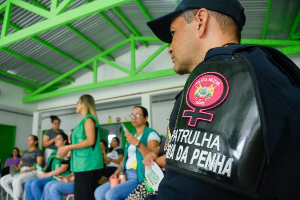 Patrulha Maria da Penha participa de roda de conversa com mulheres da zona rural de Rodrigues Alvez. Foto: Marcos Santos/Secom