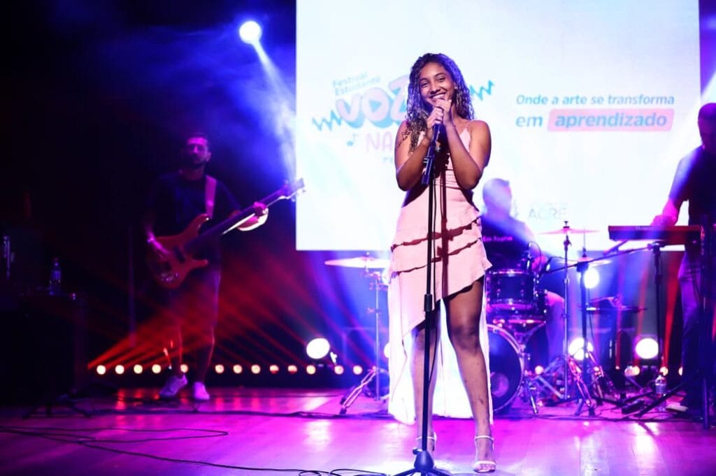 Estudante se apresenta durante a semifinal do Festival Vozes na Rede, em Tarauacá.. Foto: Mardilson Gomes/SEE