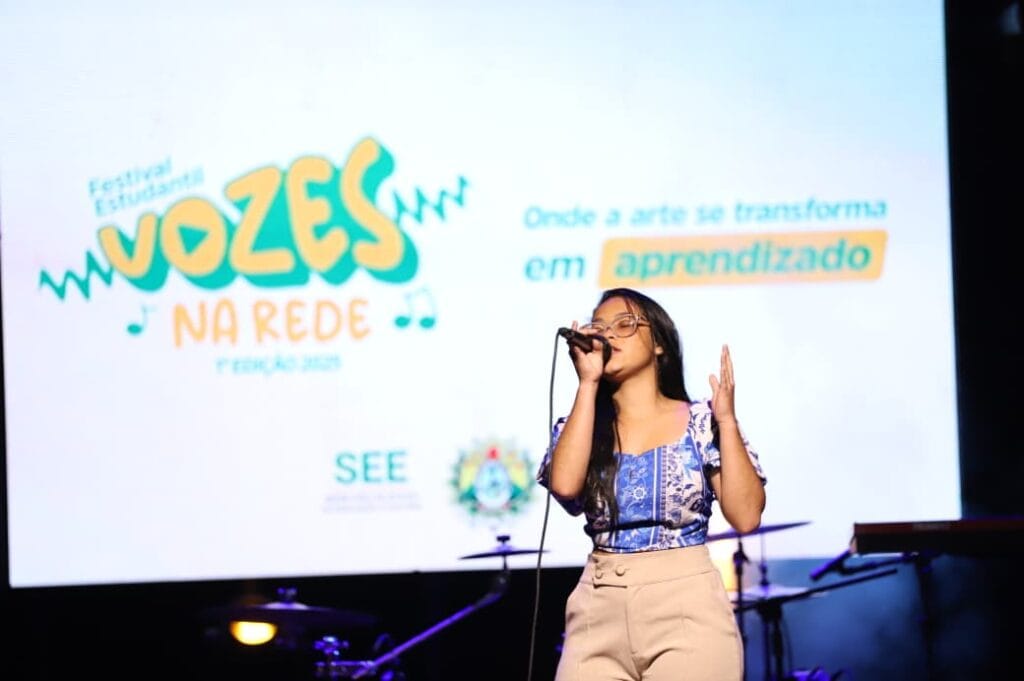 Candidata se apresenta e encanta o público na etapa regional. Foto: Mardilson Gomes/SEE