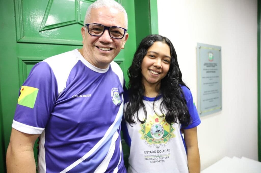 Maria Naira ao lado do gestor da escola, professor Carlos Abreu, após a classificação para a final. Foto: Mardilson Gomes/SEE