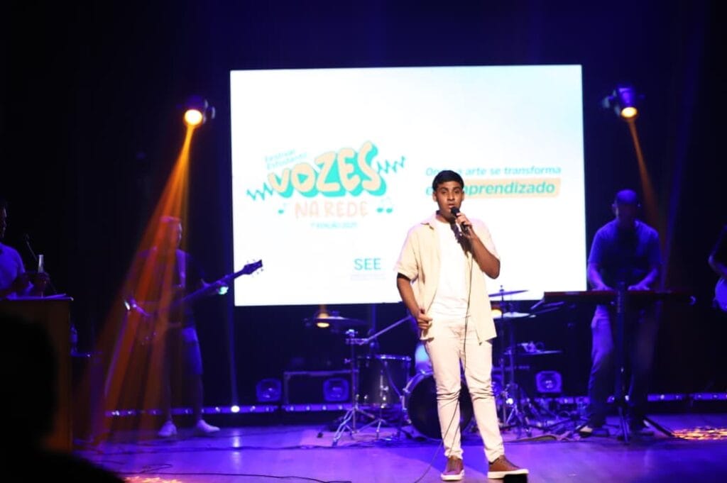 Competidor mostra seu talento no palco do Teatro José Potyguara. Foto: Mardilson Gomes/SEE