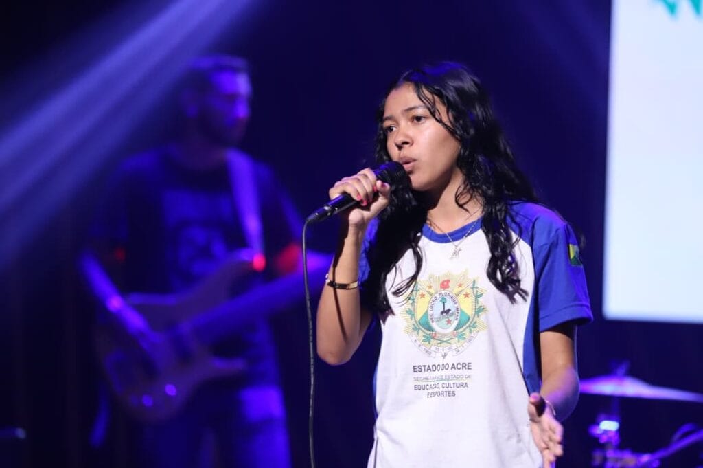 Maria Naira Fernandes interpreta a canção que a levou à final estadual. Foto: Mardilson Gomes/SEE