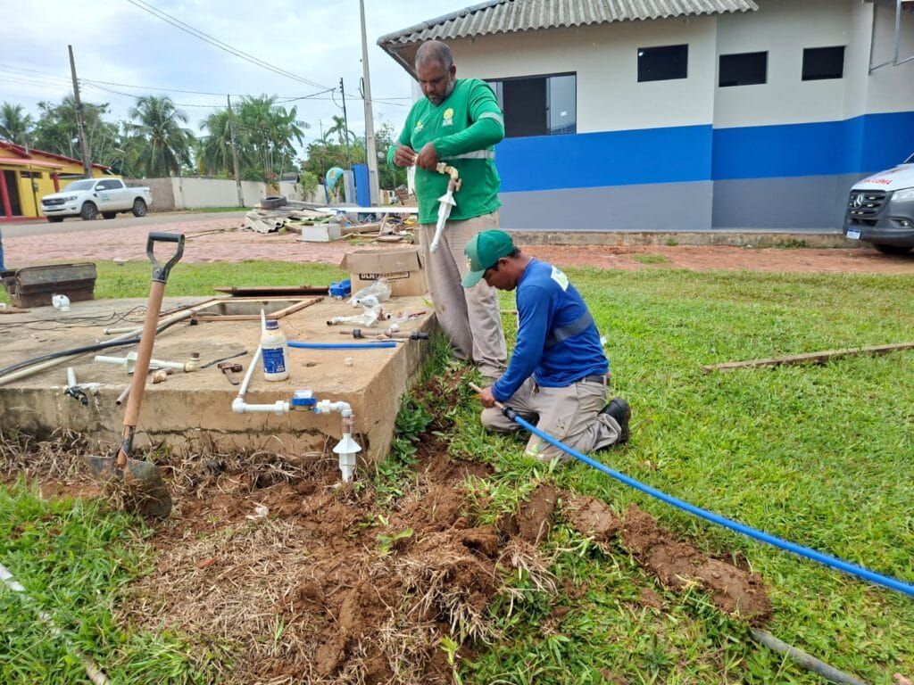 Instalação de hidrômetros. Foto: cedida