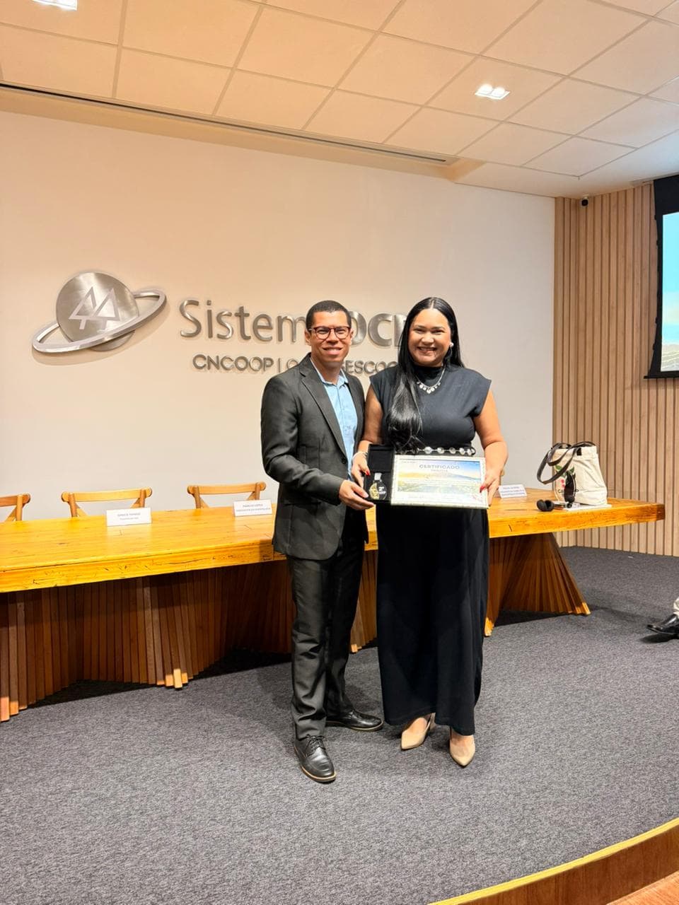 Editor-chefe da Agência de Notícias do Acre, Elenilson Oliveira, acompanhou a jornalista Andréia Nobre à premiação. Foto: cedida