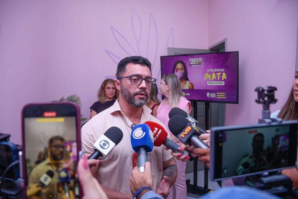 Delegado da Polícia Civil, Vinícius Andrade, diz que sala de acolhimento também garante mais privacidade para quem se encaminha a unidade e precisa de atendimento. Foto: Marcos Santos/Secom