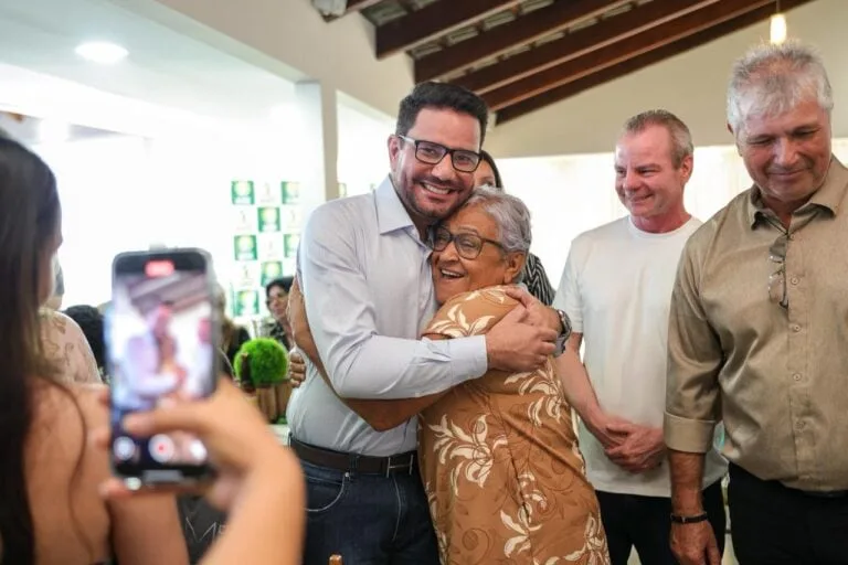Governador Gladson Camelí e servidores comemoram 50 anos da Emater