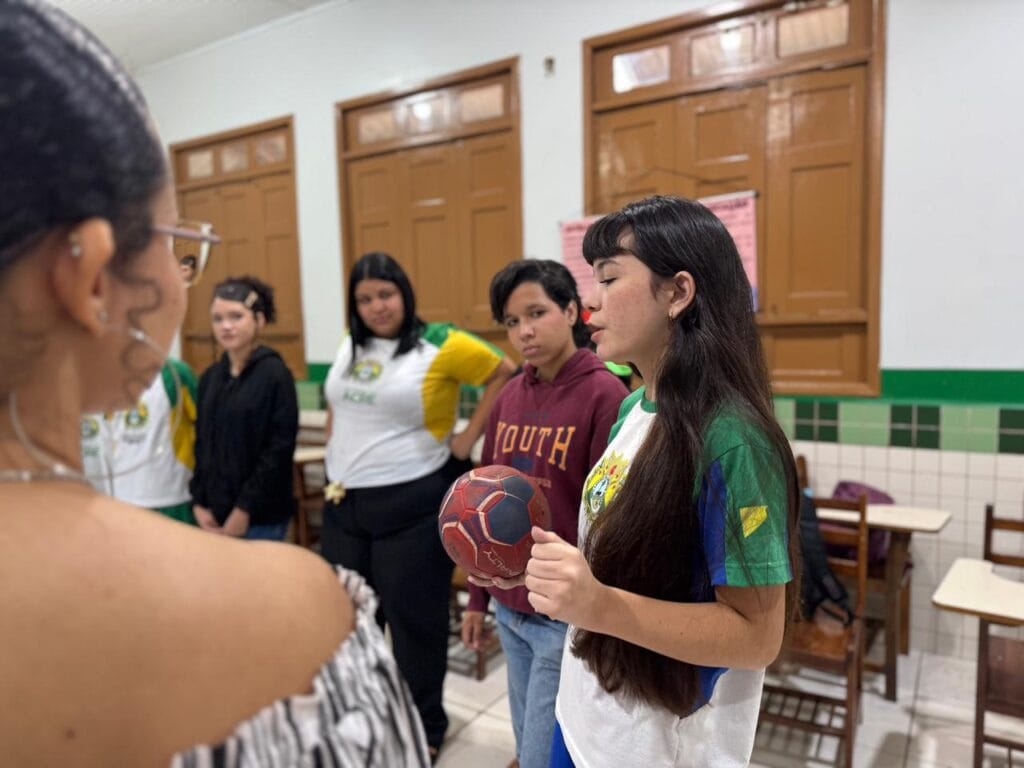 Os alunos compartilham momentos, vivências e pensam como poderiam ter respondido melhor à situação. Foto: Carolina Torres/Secom