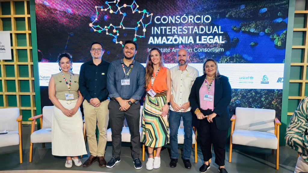 Na COP30, o Acre apresentou painel que destaca o Plano Estadual de Combate ao Desmatamento e Queimadas como modelo de política de sucesso. Foto: Ana Thaís Cordeiro/Sema