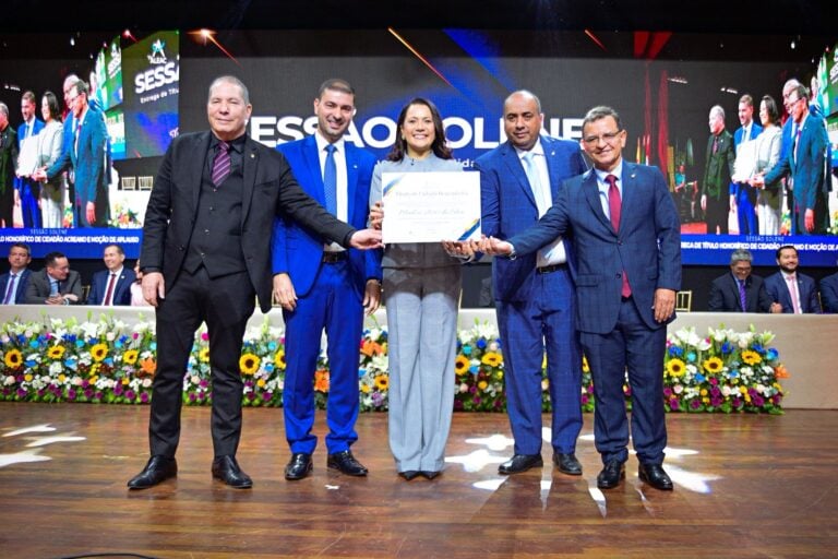 Vice-governadora Mailza recebe título de Cidadã Benemérita durante sessão solene da Aleac