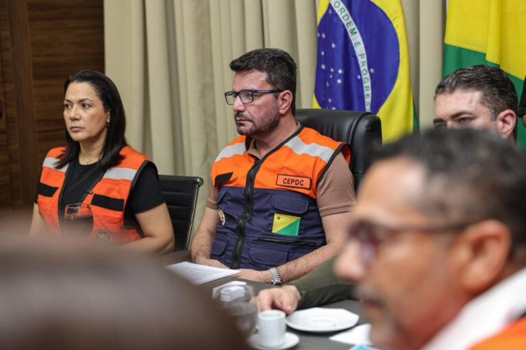Governador Gladson Camelí e vice Mailza realizam reunião de alinhamento para enfrentar impacto das chuvas e reforçar Plano de Contingência