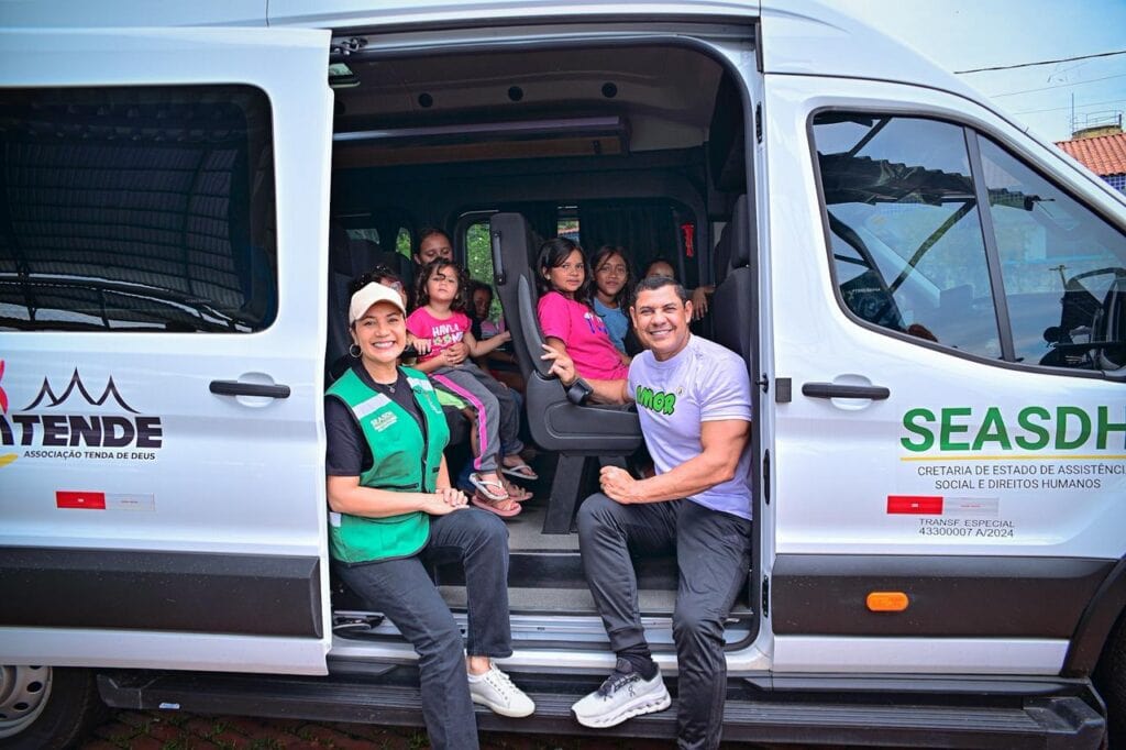Van vai atender crianças e adolescentes do bairro Aroeira em Rio Branco. Foto: Ingrid Kelly/Secom