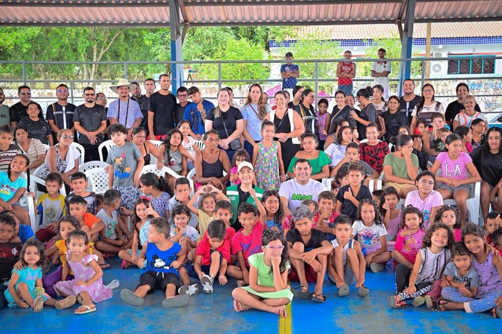 Vice-governadora Mailza entregou Van que vai beneficiar moradores do bairro Aroeira, na regional do Calafate. Foto: Ingrid Kelly/Secom