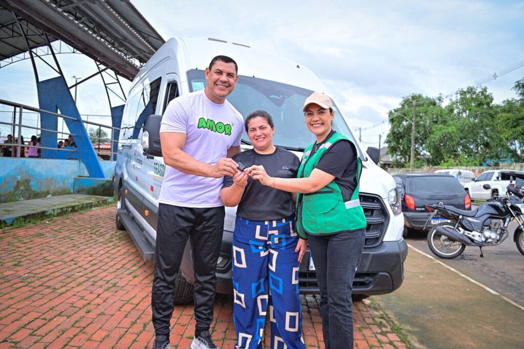 Presidente da Associação, Edna Bessa, falou da importância da van para a comunidade. Foto: Ingrid Kelly/Secom