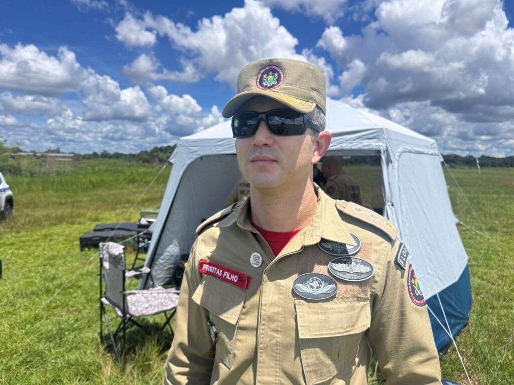 Comandante operacional do Corpo de Bombeiros Militar do Acre (CBMAC), Felipe Freitas, acompanha de perto a operação integrada de monitoramento aéreo realizada com o uso de Vant. Foto: Italo Sousa/Sejusp