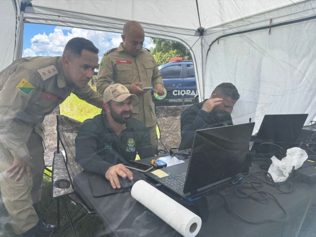 Equipes da Sejusp, Polícia Militar e Corpo de Bombeiros acompanham, em tempo real, as imagens captadas pelo Vant durante o monitoramento das áreas alagadas em Rio Branco. Foto: Italo Sousa/Sejusp