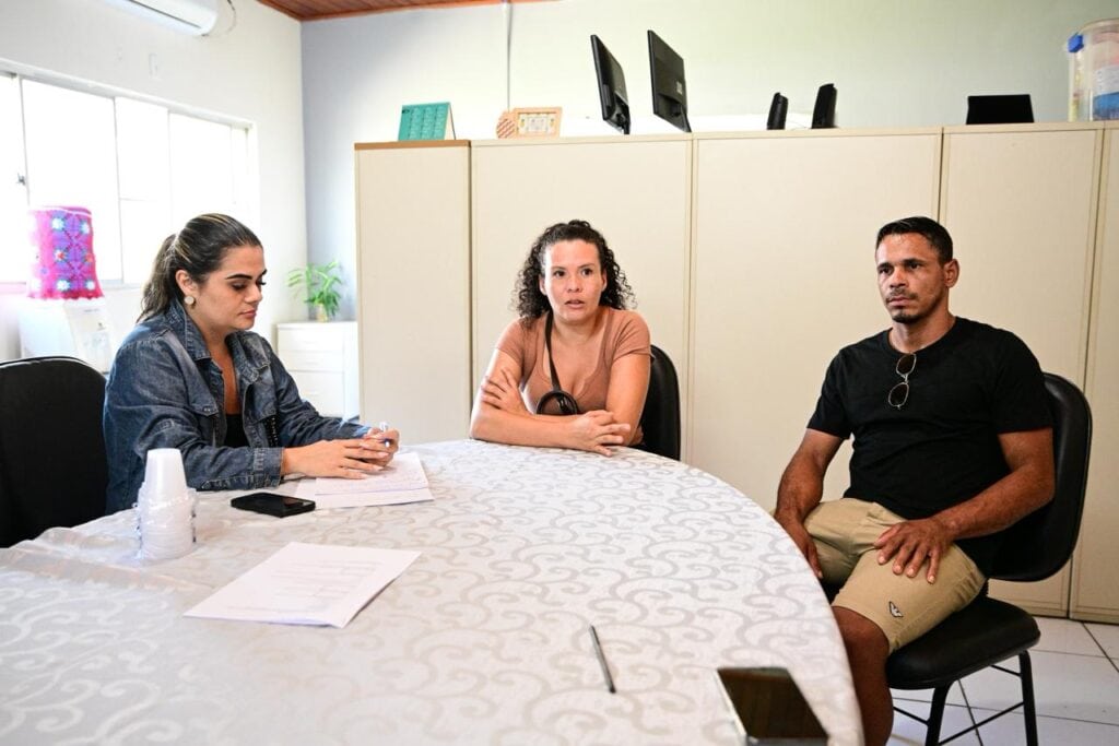 Casal Ana Paula Balbino Machado e Romenijes da Silva Sombra foi contemplado com o apoio para o deslocamento aéreo até o município de origem. Foto: Clemerson Ribeiro/Secom
