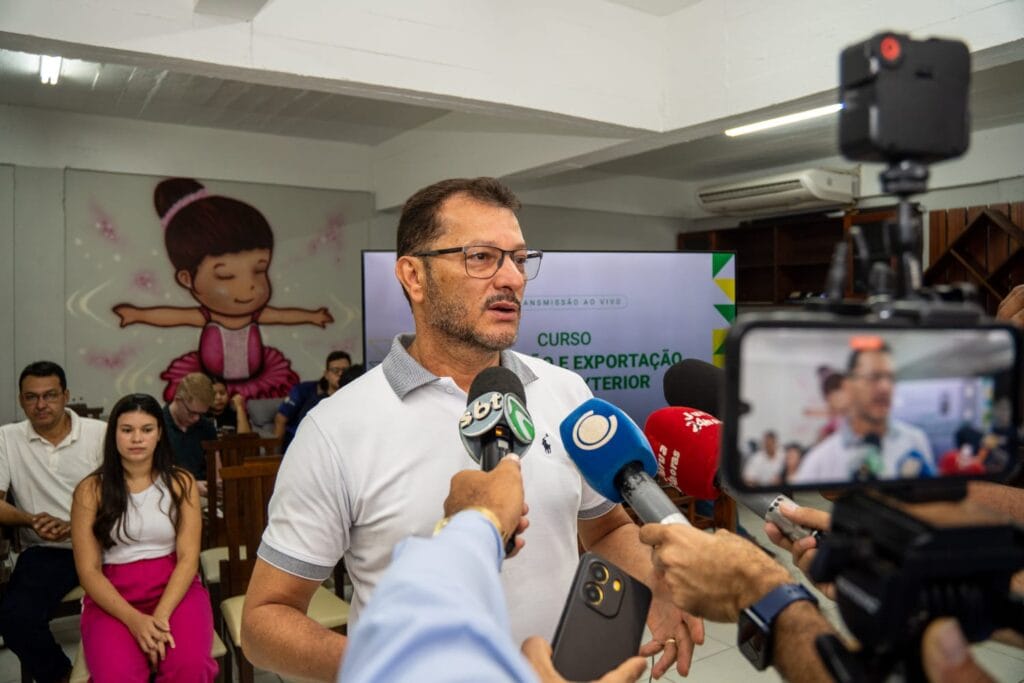 Alcy Costa reforça a importância de a juventude receber a capacitação, que fomenta o empreendedorismo. Foto: Édson Fernandes/Secom