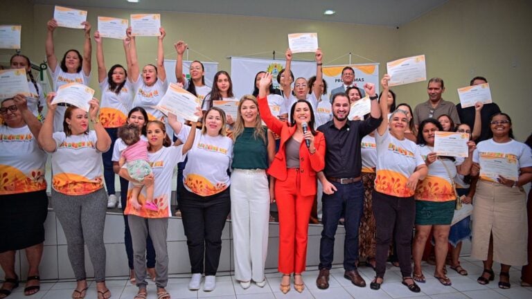 Na Cidade do Povo, vice-governadora Mailza entrega certificados a participantes do Programa Mulheres Mil