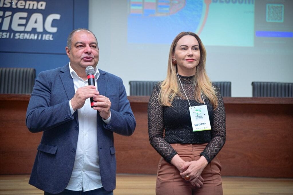 Assrbanípal Mesquita, titular da Seict, e Waleska Bezerra, presidente da Anac, ressaltaram o atual momento econômico do estado. Foto: Ingrid Kelly/Secom