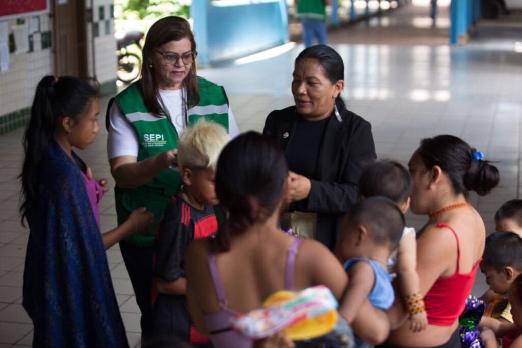 Secretária dos Povos Indígenas explica que é da cultura de alguns grupos indígenas, o deslocamento deles para tratamento de saúde levando crianças e outros membros da família e, no caso de uma inundação como a que ocorreu na Base, atinge um grande contingente de pessoas de uma só vez. Foto: Dhárcules Pinheiro/Secom