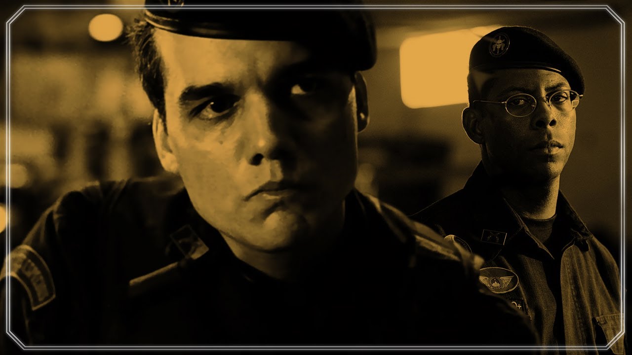 Cena do filme Tropa de Elite, com os personagens Capital Nascimento, em primeiro plano, e Sargento Matias. Foto: reprodução internet