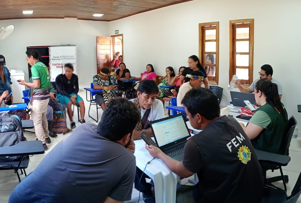 Equipe da FEM orienta indígenas de 13 aldeias do Vale do Juruá sobre a elaboração de projetos culturais. Foto: Adgildo Rebouças/FEM