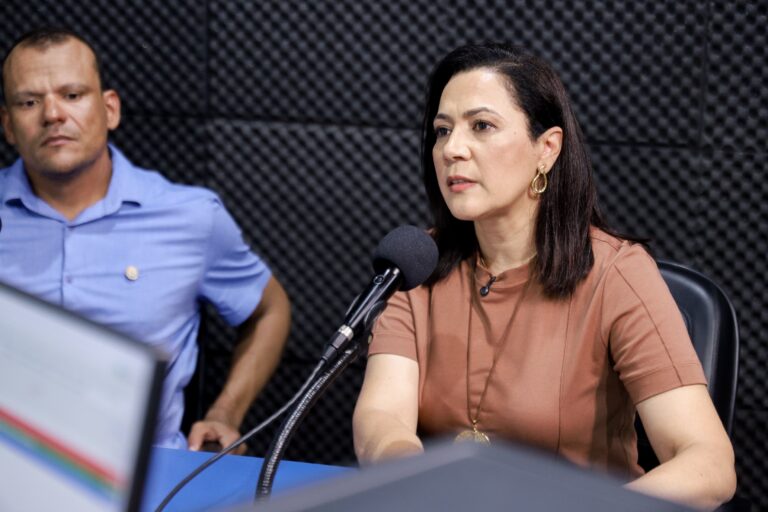 Em entrevista às rádios Aldeia e Difusora, vice-governadora Mailza destaca investimentos sociais e fortalecimento do sistema penitenciário em Sena Madureira