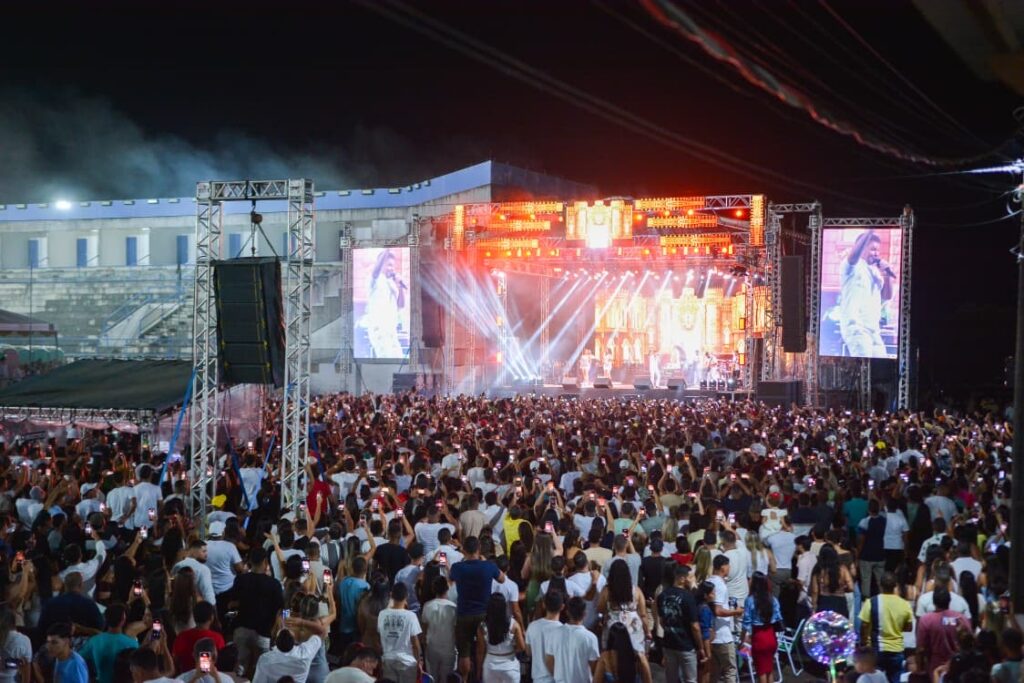 Eduardo Costa agitou o público com seus sucessos na festa da virada, em Cruzeiro do Sul. Foto: Marcos Santos/Secom