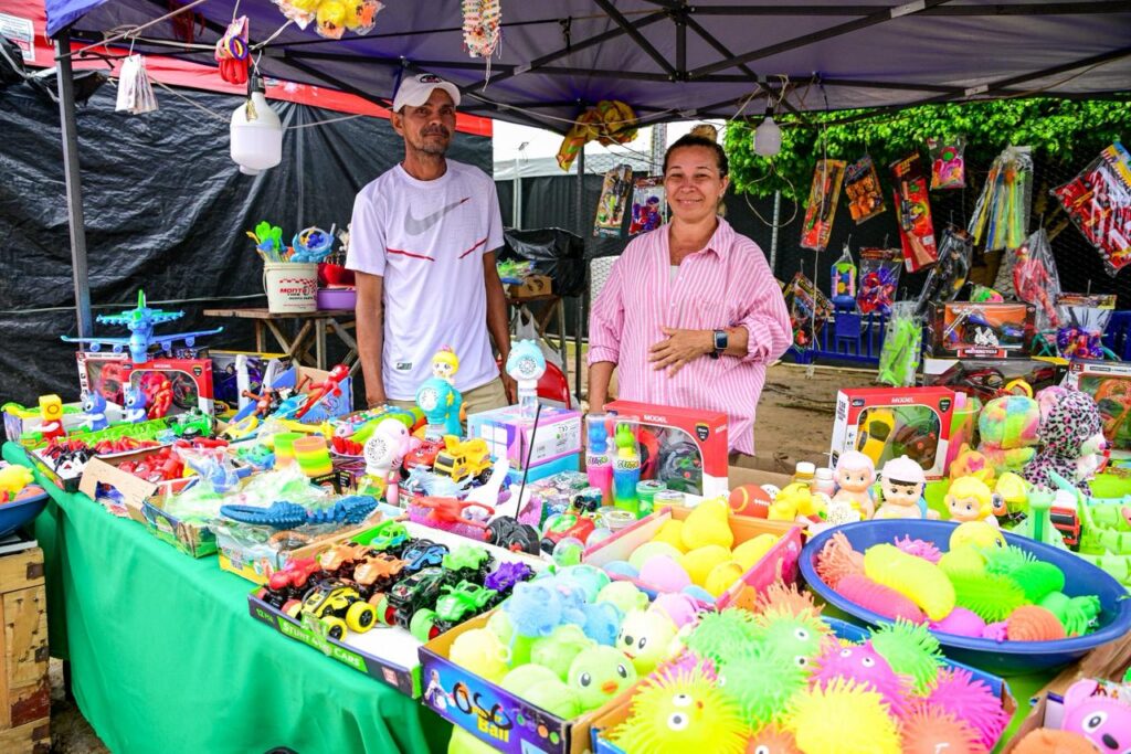 Com sua companheira, Cirlei comercializa produtos em Rio Branco na Gameleira e no Lago do Amor. Foto: Clemerson Ribeiro/Secom