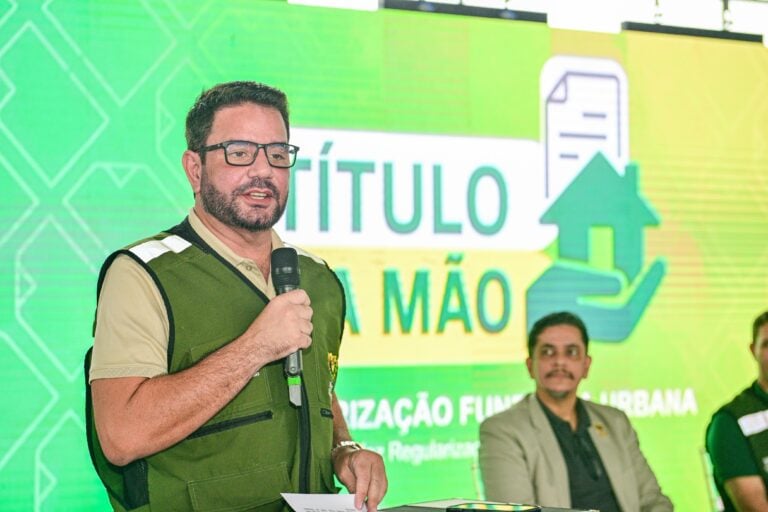 Famílias de quatro bairros de Rio Branco recebem títulos de propriedade em cerimônia com governador Gladson Camelí