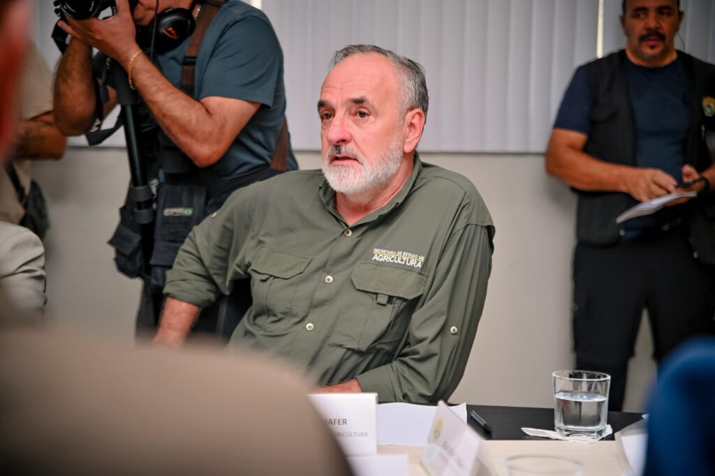 José Luis Tchê destacou que a assinatura do edital de chamamento dos viveiristas representa um marco histórico para o fortalecimento da agricultura familiar e da cadeia produtiva do café no estado. Foto: Ingrid Kelly/Secom