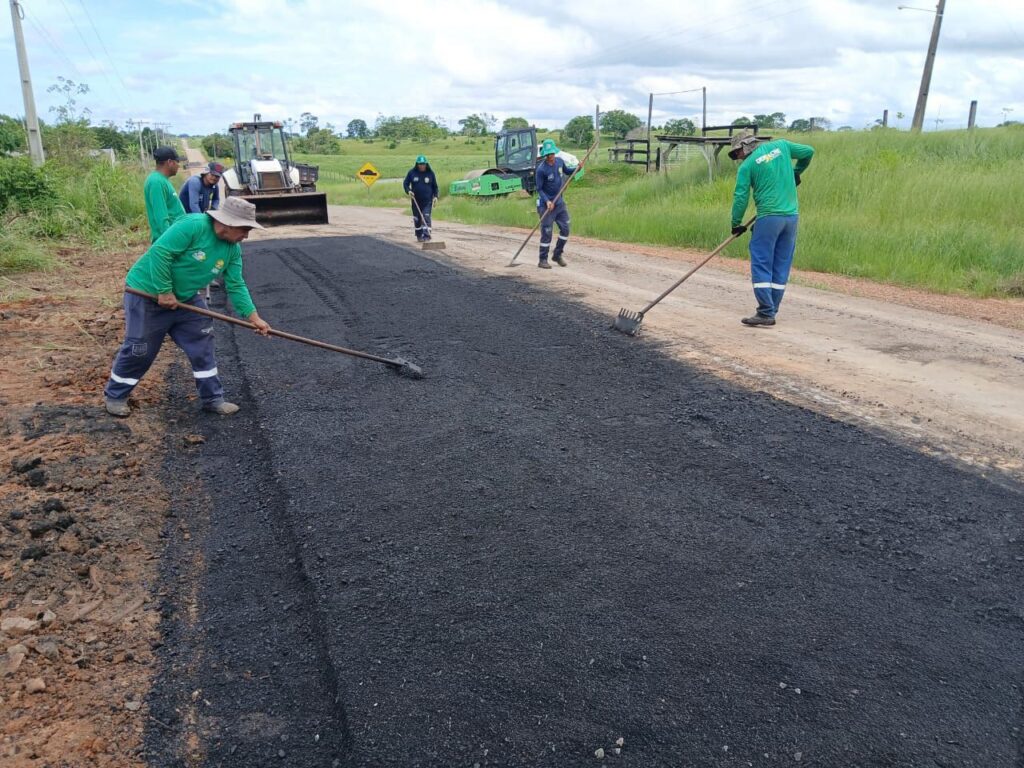 Deracre mantém manutenção da Transacreana no km 35 mesmo durante as chuvas. Foto: Ascom/Deracre