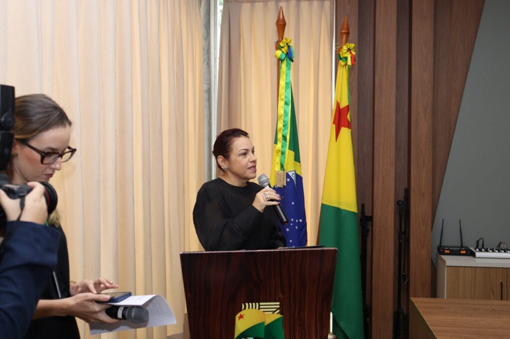 A procuradora-geral do Estado, Janeth Melo, em seu discurso, destacou a importância da qualificação e parabenizou os concluintes. Foto: Letícia Vilacorta/CGE