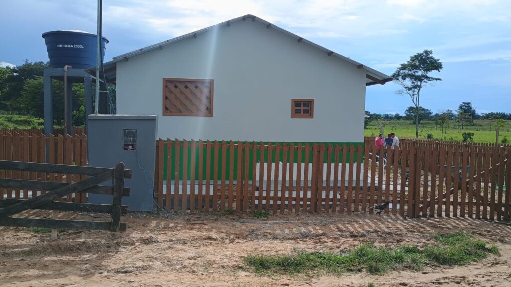 Escola Estadual São Francisco I integra tipologia mista, unindo alvenaria e madeira, valorizando a arquitetura vernacular amazônica. Foto: cedida