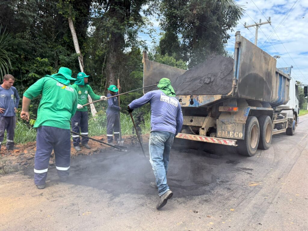 Deracre iniciou trabalho de tapa buraco na AC-405, que liga Cruzeiro do Sul a Mâncio Lima. Foto: Ricarlene Silva/Deracre