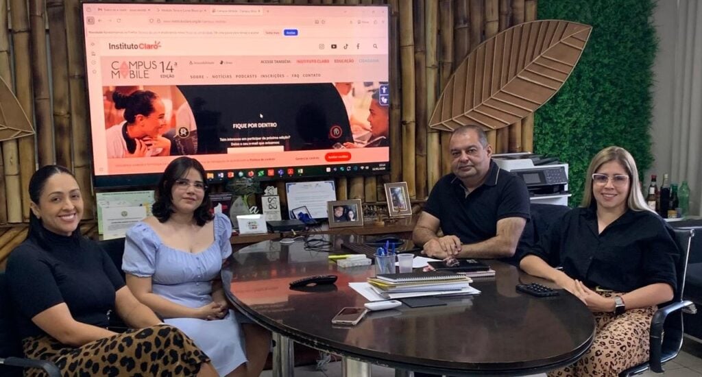 Heloísa Braga de Lima (de azul) receberá apoio do governo, por meio da Seict, para participar da fase presencial do Campus Mobile. Foto: Emely Azevedo/Seict