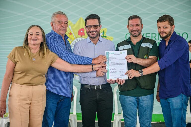 Governador Gladson Camelí assina contrato para construção de casas populares em Plácido de Castro
