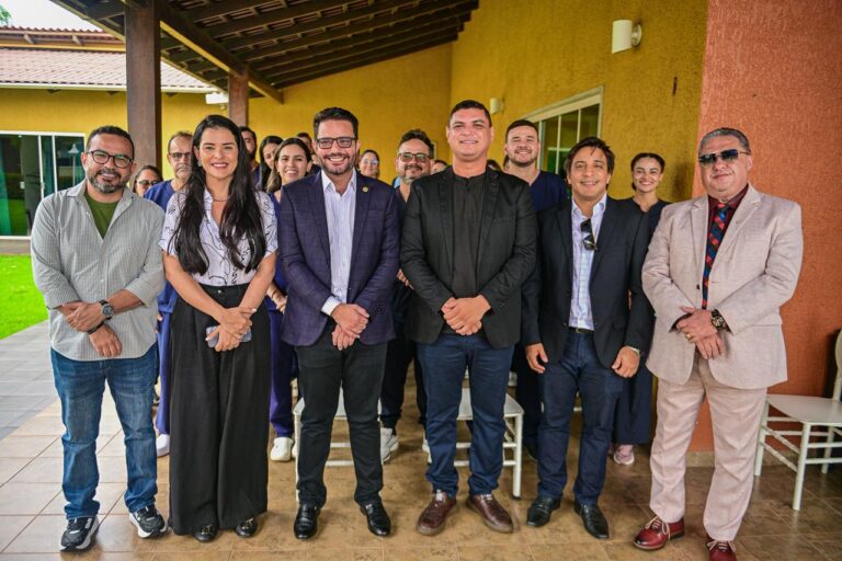 Governador Gladson Camelí assina lei que autoriza internato de estudantes de medicina do exterior na rede estadual